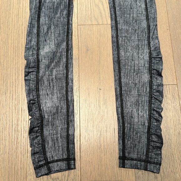 Lululemon Woman's Size 2 Black & White Speed Tight III Leggings - Picture 6 of 9